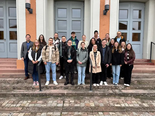 Oberbürgermeister Manuel Tabor (links) und Oberbürgermeister a. D. Klaus Muttach (rechts hinten) mit Studenten des Vertiefungskurses Kommunalpolitk von der Hochschule Kehl beim Rundgang in der Illenau  | Foto: Stadt Achern/Claudia Männle