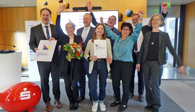 Grund zum Jubeln bei der feierlichen Preisverleihung: Mediatheksleiterin Sonja Kuhlmann, Mediatheksmitarbeiterin Alina Stumpf, Fachbereichsleiterin für Bildung, Soziales und Kultur Natascha Kaiser und Kulturamtsleiterin Stefanie Bade (erste Reihe v.l.n.r.) mit Dr. Matthias Knecht, Oberbürgermeister der Stadt Ludwigsburg und Vorsitzender des dbv Landesverbands Baden-Württemberg, Dr. Matthias Neth, Präsident des Sparkassenverbands Baden-Württemberg, Oberbürgermeister Wolfram Britz und Wolfgang Huber, Vorstandsvorsitzender der Sparkasse Hanauerland. | Foto: Stadt Kehl/Gabriele Dasch