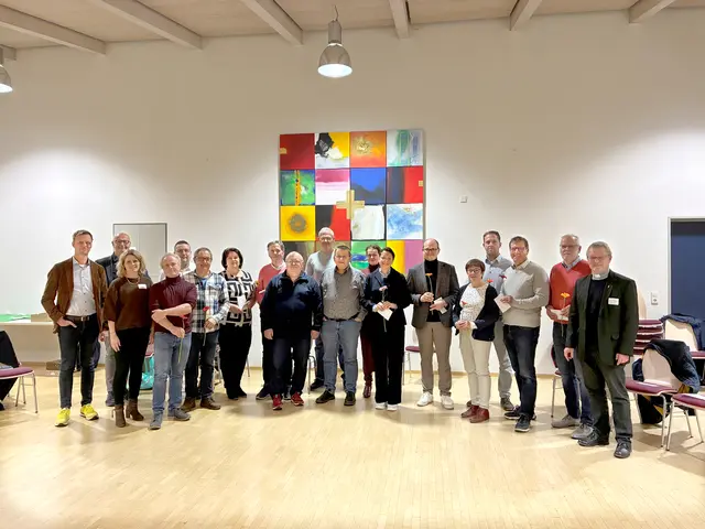 Der neue Pfarreirat mit den Mitgliedern des Kernteams der neuen Pfarrei, Pfarrer Dr. Stefan Meisert (rechts), Pfarrer Karlheinz Kläger (5. von links), Cornelia Dilger, Leitende Referentin (3. von links), Pfarreiökonom Markus Doll (2. von links) und Kai Möschle vom Caritasverband (links). Auf dem Bild fehlen drei Pfarreiräte. | Foto: Pfarrei Hl. Kreuz Offenburg