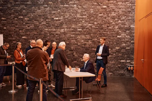 Großer Andrang bei der Signierstunde mit Joachim GAuck | Foto: Jigal Fichtner/Sparkasse