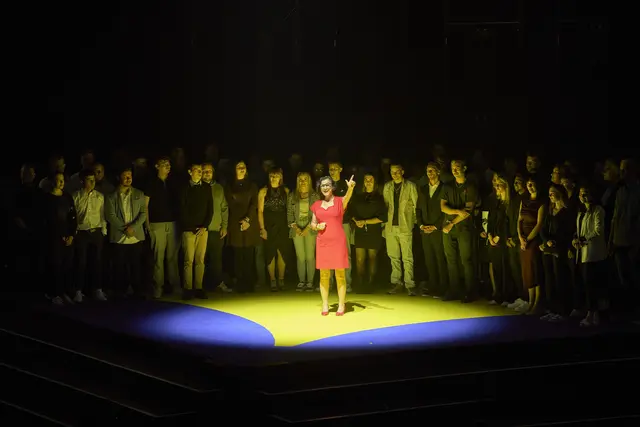 Countdown: Moderatorin Susanne Stuckmann erklärt die Partyzone mit Foodtrucks und Gamingstations für eröffnet.  | Foto: IHK Südlicher Oberrhein