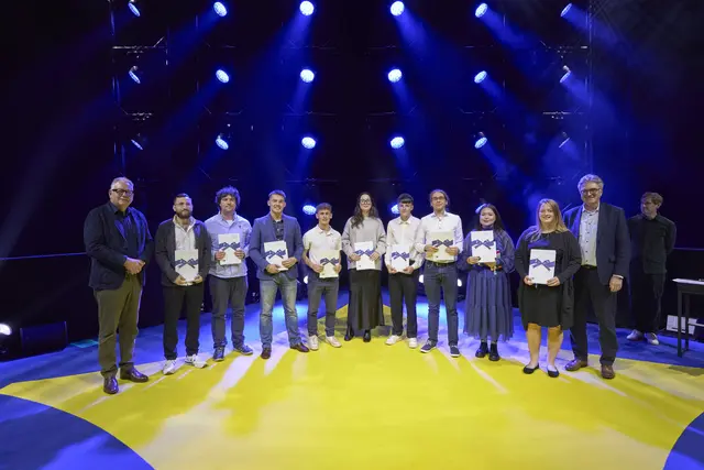 Auf der Bühne: Bundes- und Landesbeste (Baden-Württemberg) aus
Oberrhein. Sie wurden von IHK-Präsident Eberhard Liebherr (links) und
Salomon (rechts) für ihre besonderen Leistungen ausgezeichnet.  | Foto: IHK Südlicher Oberrhein