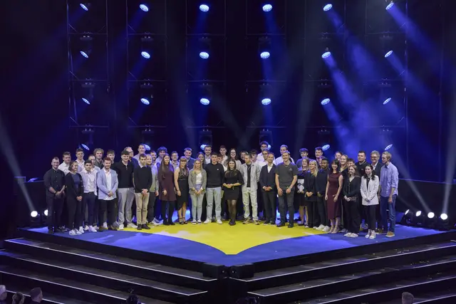 Ins Rampenlicht: Bundes-, Landes (Baden-Württemberg) und Berufsbeste aus dem Gebiet der IHK Südlicher Oberrhein zusammen mit IHK-Präsident Eberhard Liebherr und IHK-Hauptgeschäftsführer Dr. Dieter Salomon.  | Foto: Ihk Südlicher Oberrhein