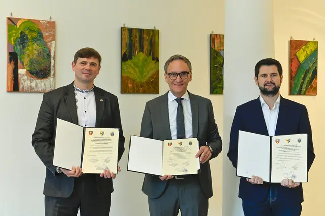 Andrii Naida, Markus Ibert und Jean-Baptiste Gagnoux (von links) haben eine gemeinsame Absichtserklärung zur trinationalen Freundschaft unterzeichnet. | Foto: Endrik Baublies/Stadt Lahr