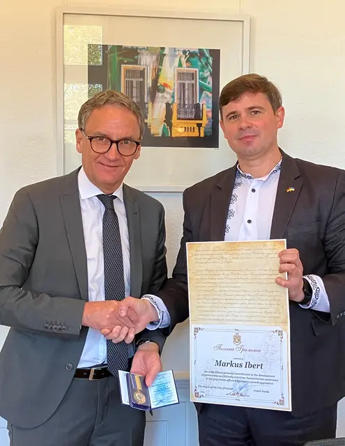 Andrii Naida (rechts) hat Markus Ibert eine Ehrung durch den Stadtrat und den Bürgermeister von Kalusch überbracht. | Foto: Stadt Lahr