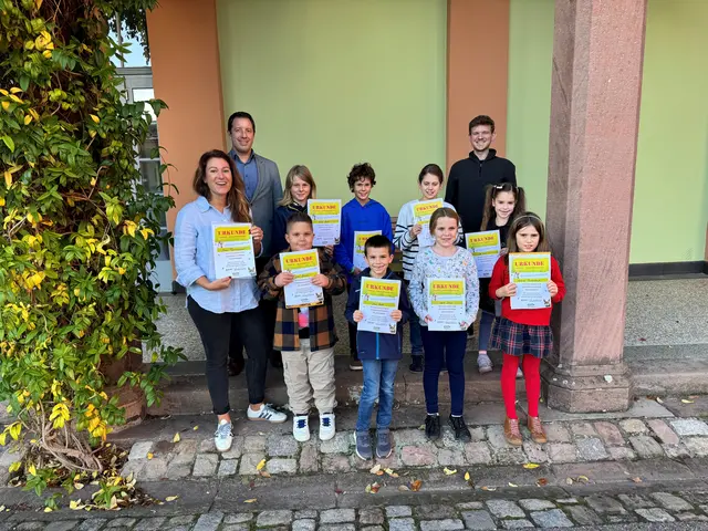 Oberbürgermeister Manuel Tabor (hinten links), Marcel Friedmann (hinten rechts) und Verena Huber mit den „Acherner Schlaufüchsen“ (auf dem Bild fehlt Dorothee Bär). | Foto: Stadt Achern/Claudia Männle