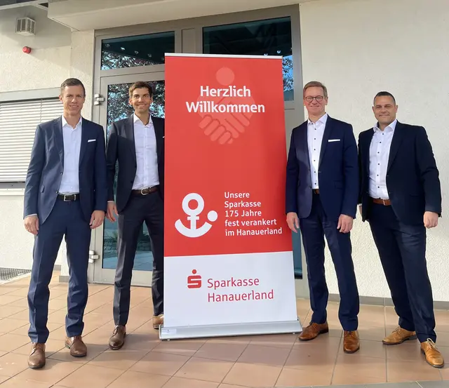 Von links: Kim Björn Himmelsbach (stv. Vorstandsmitglied), Nicolas Adler (stv. Vorstandsvorsitzender), Wolfgang Huber (Vor-standsvorsitzender) und Dominik Lentz (Leiter Vertriebsmanagement und Treasury). Sparkasse Hanauerland. | Foto: Sparkasse Hanauerland.