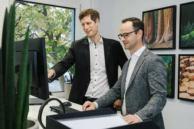 Julian Fabarius (links) und Sven Schempp leiten gemeinsam in Oberkirch die LINCK Holzverarbeitungstechnik GmbH.  | Foto: Fotos: LINCK Holzverarbeitungstechnik GmbH