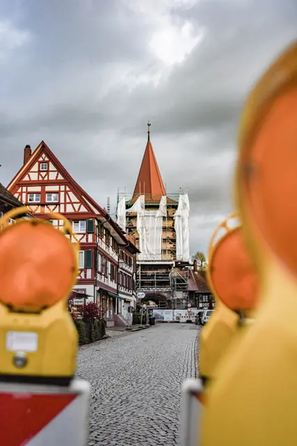 Das Baugerüst um den Obertorturm in Gengenbach bleibt noch eine Weile stehen. Doch während der Weihnachtszeit können Fußgänger den Durchgang wieder nutzen. | Foto: Stadt Gengenbach