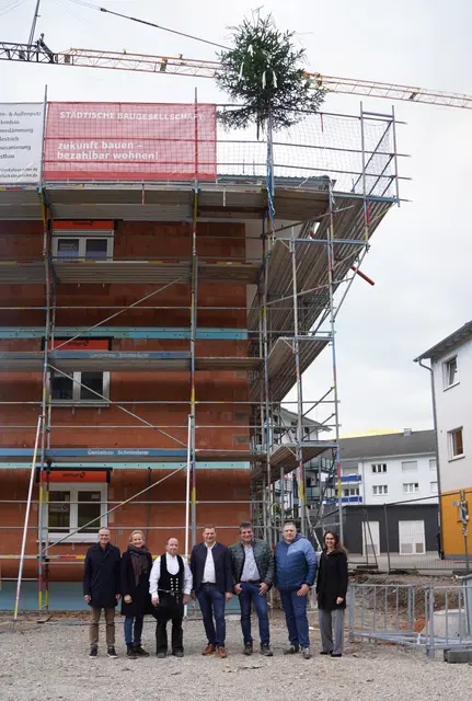 Richtfest für die neue Flüchtlings- und Obdachlosenunterkunft im Waldweg (v. l.): Bürgermeister Christoph Lipps, Silvie Rendler, Geschäftsführerin Rendler Bau GmbH, Simon Brandl, Zimmerermeister Geschäftsführer Holzbau Brandl, Thomas Maier,Geschäftsführer Städtische Baugesellschaft, Herbert Treyer, Bautechniker Städtische Baugesellschaft, Kay Herrmann, Heimleitung, und Fachbereichsleitung Clarissa Isele.  | Foto: Stadt Oberkirch