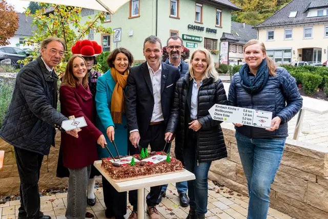 Anschnitt der Kinzigtalsteig-Torte: Siegfried Eckert, Bürgermeister Gutach (v. l.), Isabella Schmider, STK, Dorothee Eisenlohr, OB Schramberg, Thomas Geppert, Bürgermeister Wolfach, Jürgen Leichtle, Bürgermeister Lauterbach, Helga Wössner, Bürgermeisterin Mühlenbach, und Simone Nierholz, Tour Konzept  | Foto: Schwarzwald Tourismus Kinzigtal e.V.
