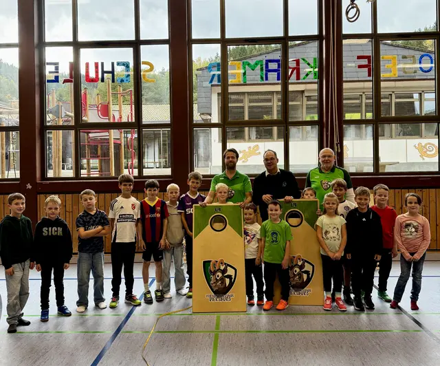 Bürgermeister Martin Aßmuth (Mitte) hatte Nationalspieler Felix von Roeder und dessen Vereinskameraden Konrad Rein nach Hofstetten eingeladen. | Foto: Bürgermeisteramt Hofstetten