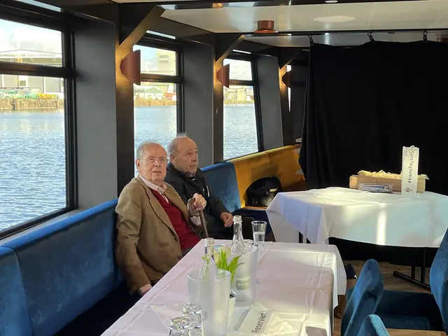 Horst Weitzmann, Badische Stahlwerke, und der ehemalige Hafendirektor Klau Hillenbrand | Foto: gro