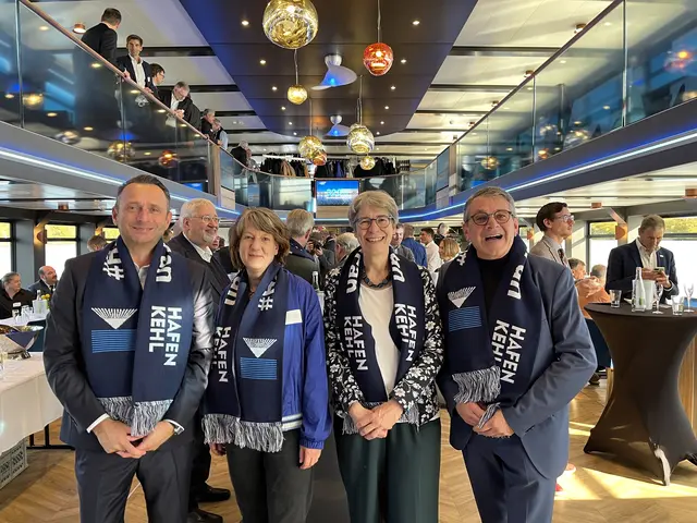 Hafendirektor Volker Molz (v. l.), Staatssekretärin Dr. Gisela Splett, Staatssekretärin Elke Zimmer und Oberbürgermeister Wolfram Britz bei der Jubiläumsfeier  | Foto: Foto: gro