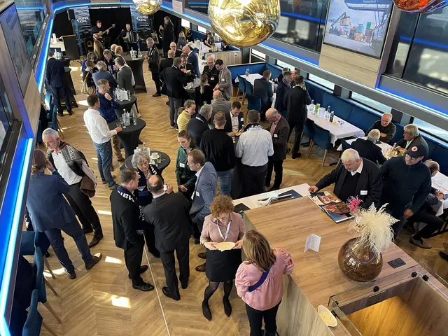 Zeit für Gespräche: Vertreter der im Hafen vertretenen Firmen und Dienstleister nahmen am Festakt teil. | Foto: gro