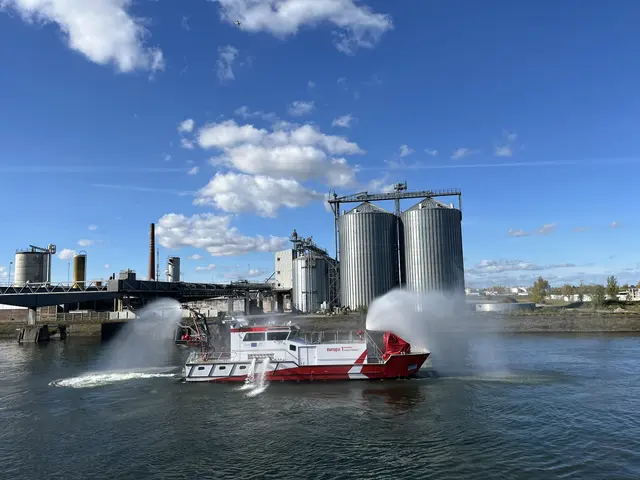 Das Feuerlöschboot "Europa 1" begrüßt die "MS Karlsruhe". | Foto: gro