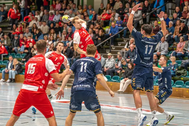 Die HSG (rotes Trikot) im energischen Angriffsmodus: Das lieben die Fans der Willstätter. | Foto: Arbogast