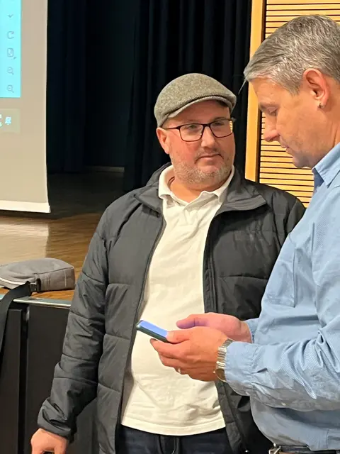 Michael Hogenmüller mit Hauptamtsleiter Anton Schöner vor | Foto: Glaser