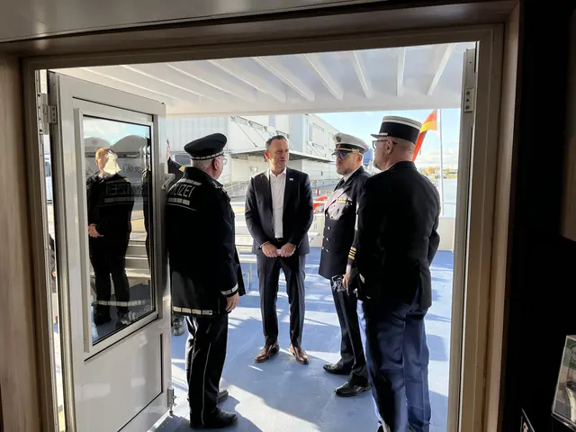 Hafendirektor Volker Molz begrüßt die Vertreter der Polizei. | Foto: gro