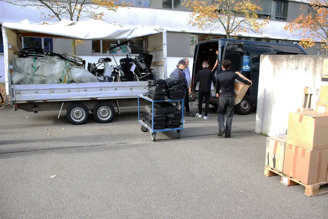 Kartons mit Winterkleidung, Laptops und andere IT, Rollstühle sowie Netze aus dem Obst- und Weinbau wurden für den Weitertransport in die Ukraine verladen.  | Foto: Hochschule Offenburg