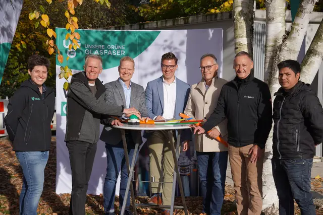 von links: Lara Bishop (Deployment Engineer UGG), Jürgen Mußler (Ortsvorsteher Haslach), Martin Benz (Ortsvorsteher Tiergarten), Gregor Bühler (Oberbürgermeister Oberkirch), Peter Bercher (Stadtbaumeister Oberkirch), Uwe Fries (Vertriebsleiter Stiegeler), Ignacio Gieco (Project Manager Insyte) | Foto: UGG