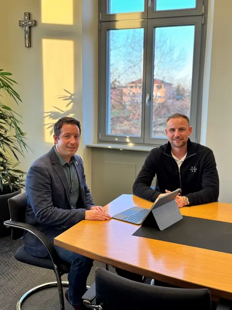 Oberbürgermeister Manuel Tabor begrüßt Patrick Strauß. | Foto: Stadt Achern/Claudia Männle