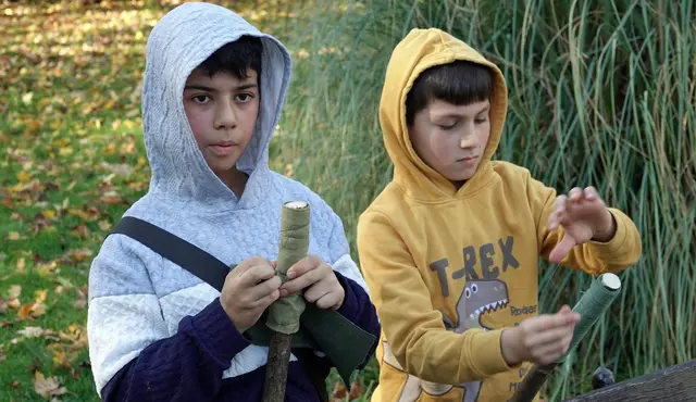 Für die meisten war auch das Basteln von Fackeln eine ganz neue Erfahrung. | Foto: Stadt Kehl/Gabriele Dasch