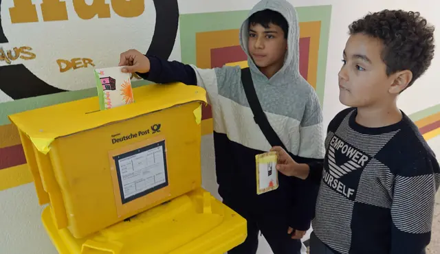 Postkarten basteln und verschicken: Für viele Kinder war das ein Novum in Zeiten von Smartphone und Emojis. | Foto: Stadt Kehl/Gabriele Dasch