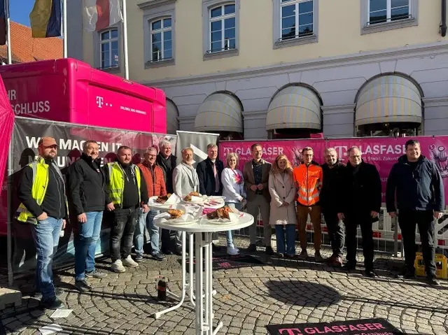 In der Offenburger Innenstadt wird Glasfaserkabel verlegt. Am Dienstag starteten die Arbeiten mit einem Spatenstich. | Foto: Deutsche Telekom 