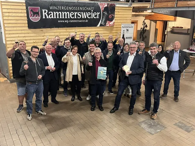 Die Rammersweierer Winzer feiern ihren Prämierungserfolg bei den DLV-Prämierungen. | Foto: Winzergenossenschaft Rammersweier