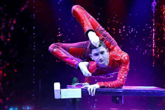 Gummimensch Lorenzo Bernardi bringt seinen Körper in unglaubliche Stellungen.  | Foto: Circus Charles Knie