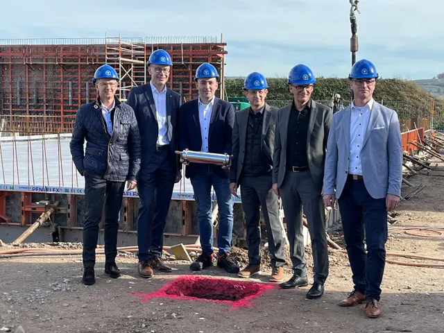 Rico Siefermann, Vorstandsvorsitzender Novellus Holding (v. l.), Bernhard Palm, Vorstandsvorsitzender E-Werk Mittelbaden, Julian Neunstöcklein und Ralf Schaufler, Geschäftsführer Joint Ventures Leitwerk Rechenzentren Appenweier/Lahr GmbH, Lahrs Oberbürgermeister Markus Ibert und Daniel Halter, Geschäftsführer und Verbandsvorsitzender StartkLahr, bei der Grundsteinlegung | Foto: Foto: gro