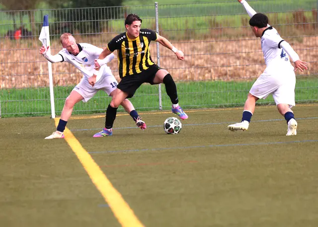 Tim Gerasch (links ) hatte nach dem Seitenwechsel beim Stande von 1:3 eine ganz dicke Chance für den Aufsteiger. | Foto: Foto:Fissler