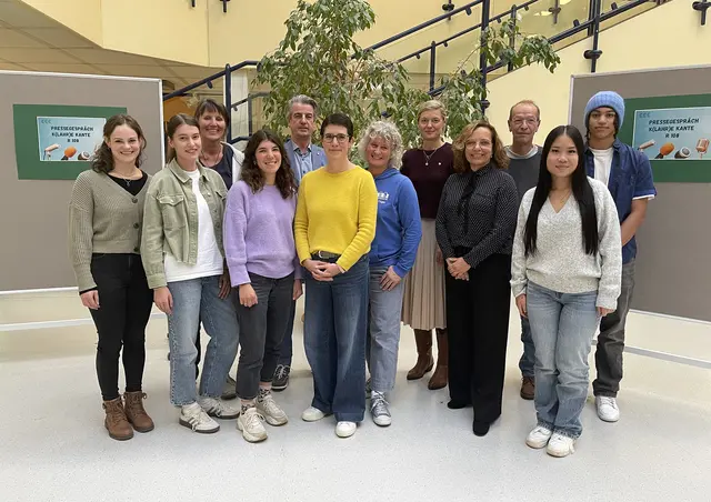 Von links: Jule Spinner, Sophie Glöckler-Tronnolone, Petra Fränzen, Janine Ganter von Frauen helfen Frauen, Michael Auer, Rotary Club Lahr, Ellen Wagner, Wagner System GmbH, Lehrerin Sigrun Firgau, Senja Dewes, Amt für Soziales, Bildung und Sport, Bärbel Walz, Schulleitungsteam, Schulsozialarbeiter Michael Müller sowie die Schülersprecher Nadin Tran und James Okoye | Foto: Laura Scherer