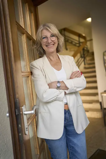 Willkommen im Rathaus in Ringelbach: Ilona Ebert engagiert sich seit vergangenem Jahr als Ortschaftsrätin für ihr Dorf und ist ist außerdem Ortsvorsteherin. Als solche darf sie auch Paare trauen – eine Aufgabe, die ihr besonders viel Freude macht. | Foto: Michael Bode