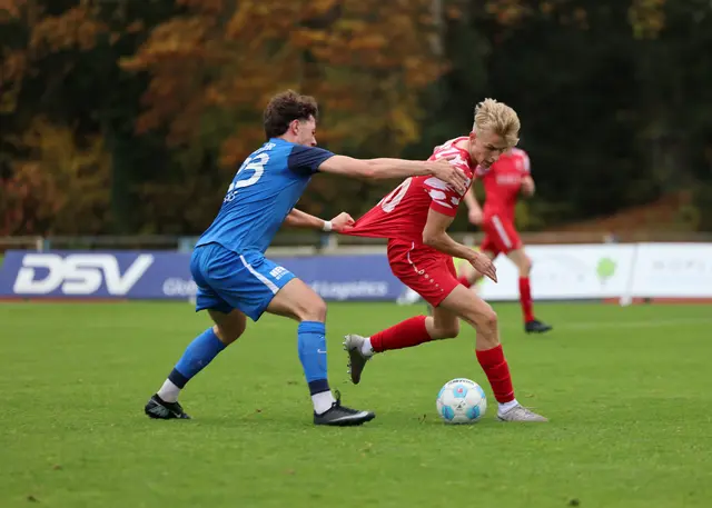 Jannis Kalt (blaues Trikot ) und der Sportclub Lahr feierten beim VfR Hausen einen hoch verdienten Auswärtssieg. | Foto: Foto: Fissler