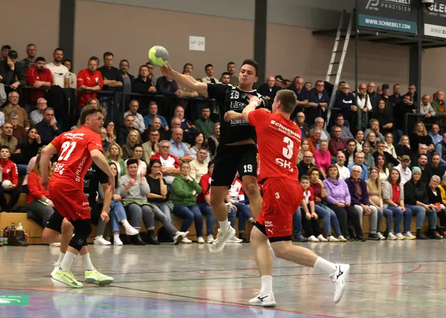 Tobias Biegert (schwarzes Trikot ) war mit sechs Treffern der beste Werfer. | Foto: Foto: Fissler