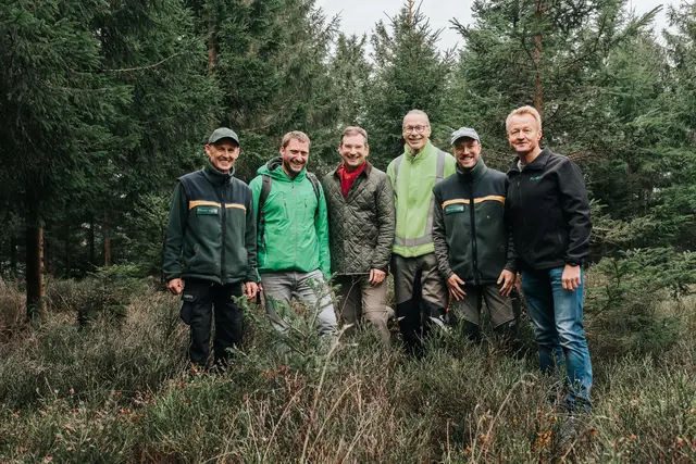 Setzen sich gemeinsam für Umwelt und Naturschutz ein (von links): Markus Schätzle, Forstrevier Oberwolfach-Süd, Stefan Böhler, E-Werk Mittelbaden, Dr. Nikolas Stoermer, Erster Landesbeamter Landratsamt Ortenaukreis, Bernhard Palm, Vorstandsvorsitzender E-Werk Mittelbaden, Marius Maletz, Revierleiter im Forstrevier Oberwolfach-Nord, und Joachim Prinzbach, Forstwirtschaftliche Vereinigung Schwarzwald eG. | Foto: Paul Wagner, E-Werk Mittelbaden