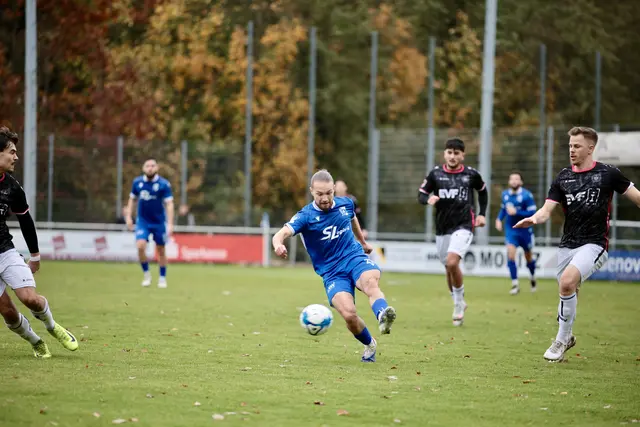 Oberachern (blaues Trikot) kassierte beim Spitzenreiter eine deftige 1:5- Niederlage. | Foto: Foto: WA
