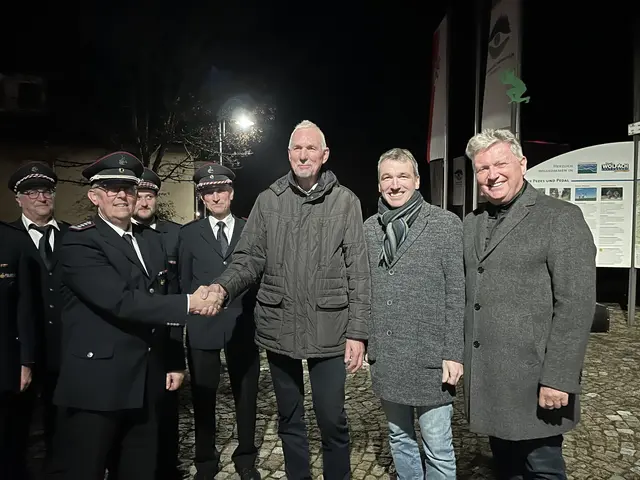 Jürgen Nowak nimm die Gratulationen entgegen.  | Foto: Glaser