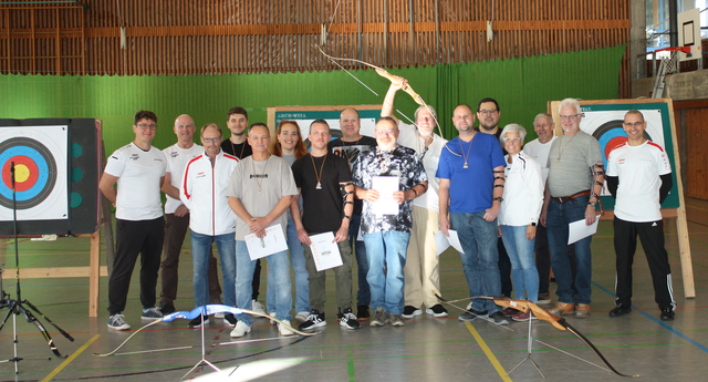 Die Abteilung P3 hatte sehr viel Spaß am Bogenevent und war sehr beeindruckt von der lockeren und motivierenden Atmosphäre. Von links: Robin Armbruster, Stanilaus Grefenstein, Louisa Henninger, Domink Losy, Joachim Sum, Günther Hubert, Daniel Wöhrle, Benjamin Sum,  Jonas Dilger, Ludwig Sum. Zusammen mit den BSC-Mitgliedern, von links: Konstantinos Zampras, Michael Hilgers, erster Vorstand Hartmut Bruch; von rechts: Jürgen Zimmermann, zweiter Vorstand Andreas Asmus und Sabine Herm.  | Foto: Sabine Herm