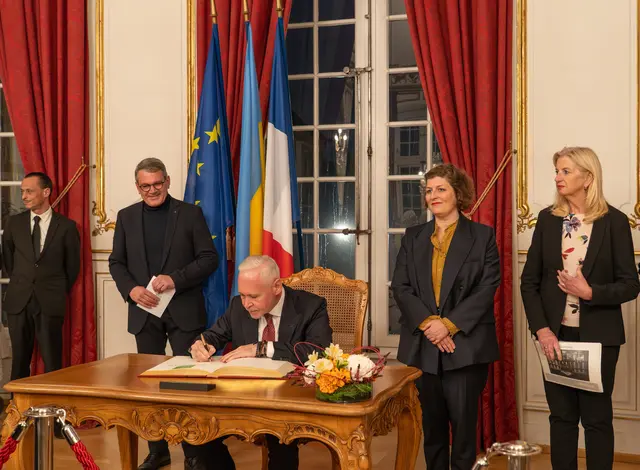 Ihor Terekhov unterschreibt die Vereinbarung im Straßburger Rathaus. | Foto: Ihor Terekhov
