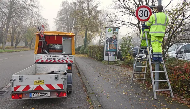 Insgesamt 14 neue Straßenschilder haben Mitarbeitende des Betriebshofs am Montagmorgen entlang der Vogesenallee und Iringheimer Straße montiert. | Foto: Stadt Kehl
