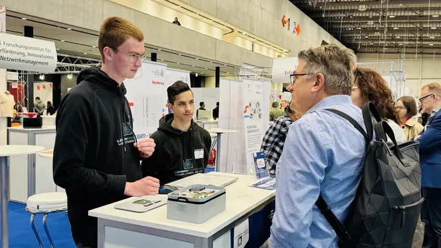 Die beiden Schüler stellen auf der IENA ihre Dose vor. | Foto: Suzana Krsticevi