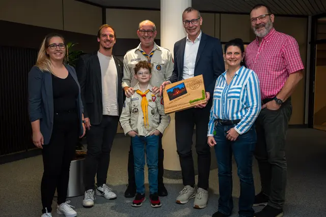 Saskia Gennat, Leitende Pastorin Passion Church Ohlsbach (v. l.), Ferdinand Fütterer, Jugendpastor, Christian Krocker, Stammleiter der Royal Rangers, mit John, Pfadfinder Royal Rangers, Bernhard Palm, Vorstand E-Werk Mittelbaden, Ideengeberin Katja Vinci, Überlandwerk Mittelbaden, und Philipp Hunn, stellvertretender Betriebsratsvorsitzender E-Werk Mittelbaden, bei der Spendenübergabe

 | Foto: E-Werk Mittelbaden