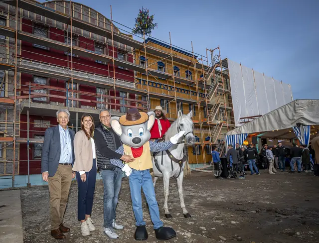 Jürgen, Ann-Kathrin und Roland Mack beim Richtfest vor der „Riverside Western Lodge“. | Foto: Europa-Park