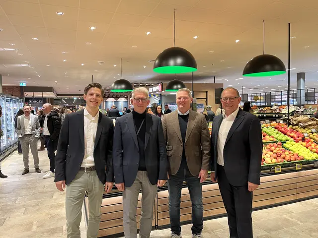Der Edeka Kohler-Markt in Altenheim wurde am Mittwochabend in feierlichem Rahmen wieder eröffnet: (v. l.) Dr. Maximilian Kohler, Uwe Kohler, Gerd Kohler und Rainer Huber. | Foto: gro