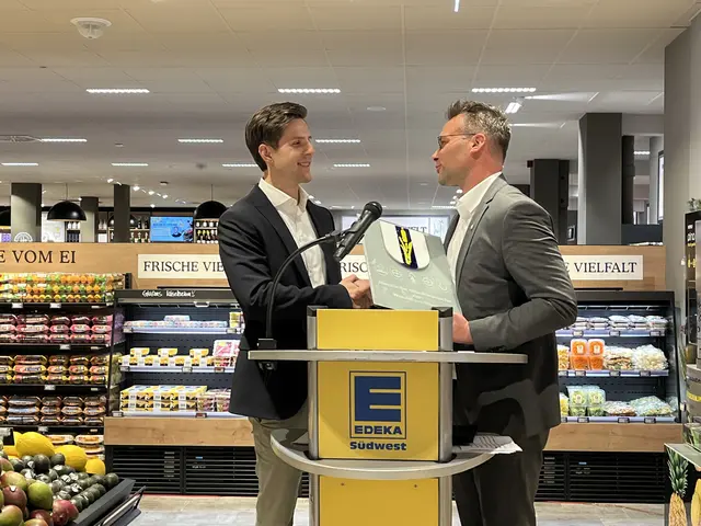 Bürgermeister Tobias Uhrich (r.) überreicht eine Kachel mit dem Neurieder Wappen an Maximilian Kohler | Foto: gro