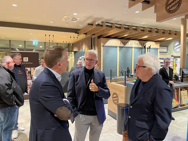 Uwe Kohler (M.) im Gespräch | Foto: gro