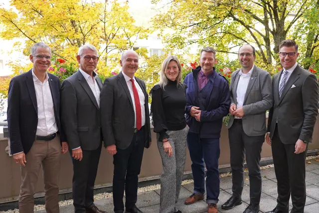 Im Oberkircher Rathaus trafen sich die Bürgermeister der Region (v. l. n.r .): Christoph Lipps (Oberkirch), Uwe Gaiser (Oppenau), Thomas Krechtler (Lautenbach), Stephanie Bartsch (Renchen), Viktor Lorenz (Appenweier), Meinrad Baumann (Bad Peterstal-Griesbach) und Oberbürgermeister Gregor Bühler.  | Foto: Denise Burkart/Stadt Oberkirch 